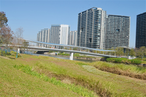 輕盈飄逸，ETFE人行天橋?yàn)槌鞘性鎏硪坏黎诧L(fēng)景線